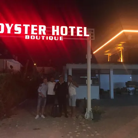 Oyster Boutique * Side